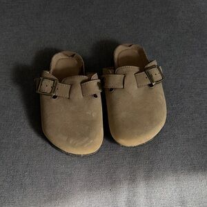 Hot Cakes Tan Kids Slippers with Buckle